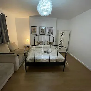 https://4-bedroom-guest-apartment-in-the-heart-of-shoreditch.brighton-hotels-england.com